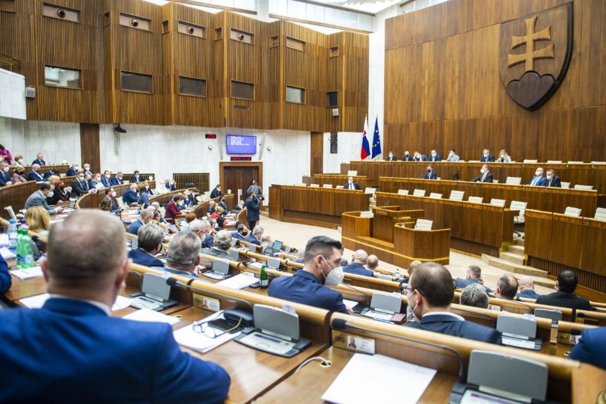 Rozpravu k obrannej dohode v parlamente po opakovanom prerušení predčasne ukončili