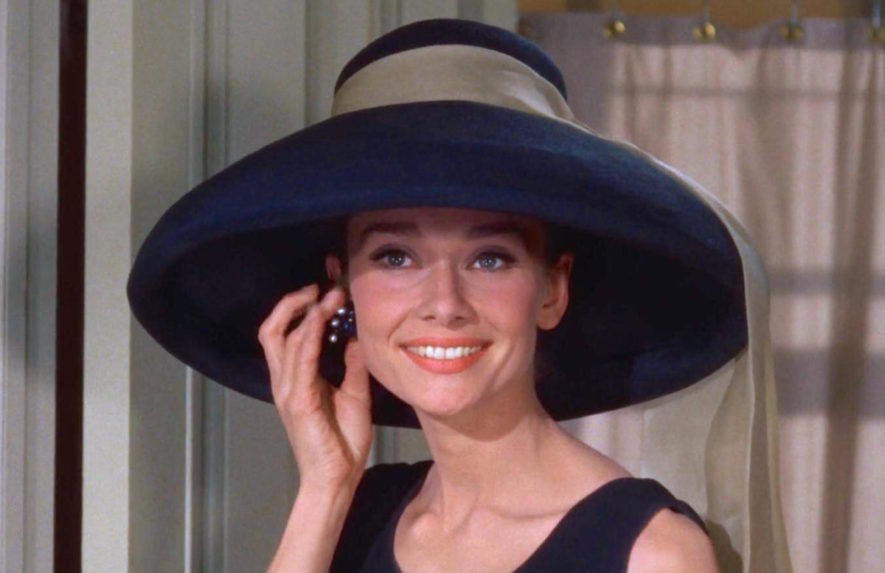 Klobúk, ktorý Audrey Hepburn nosila vo filme Raňajky u Tiffanyho navrhol práve Givenchy.