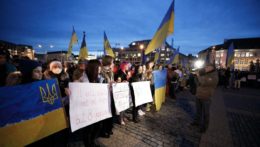Účastníci sviečkového pochodu za mier na Ukrajine.