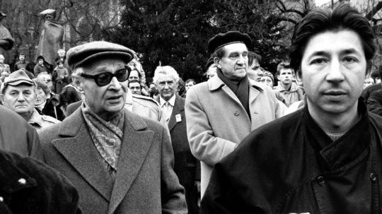 Na archívnej snímke z roku 1989 Ján Budaja Alexander Dubček medzi manifestujúcimi.
