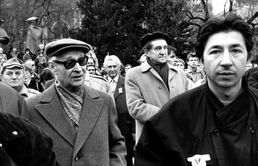 Na archívnej snímke z roku 1989 Ján Budaja Alexander Dubček medzi manifestujúcimi.