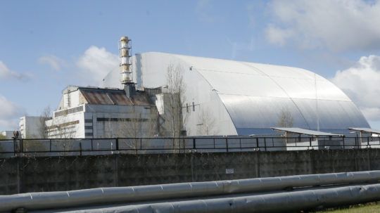 Na archívnej snímke kryt betónového sarkofágu reaktora jadrovej elektrárne v ukrajinskom meste Černobyľ.