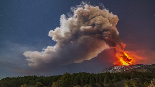 Sopka Etna na talianskom ostrove Sicília chŕli lávu.