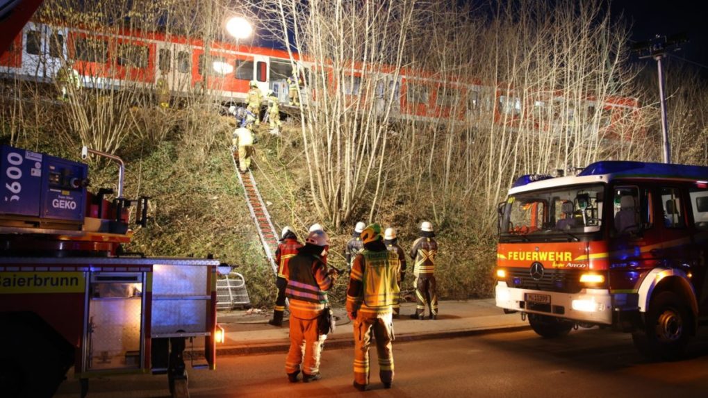 Pri zrážke vlakov neďaleko Mníchova zomrela jedna osoba
