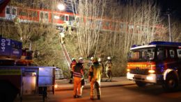 Záchranári zasahujú pri zrážke vlakov neďaleko Mníchova.