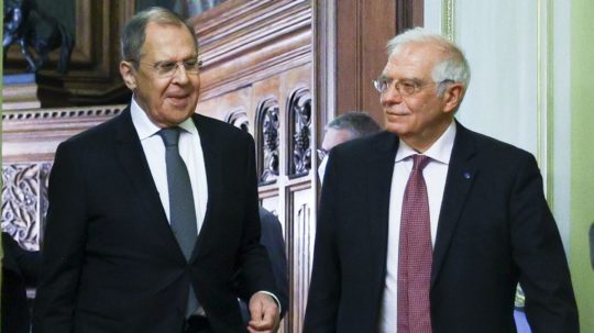 Ruský minister zahraničných vecí Sergej Lavrov a šéf diplomacie EÚ Josep Borrell.