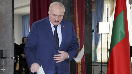 Bieloruský prezident Alexandr Lukašenko hlasuje v referende o ústavných zmenách.