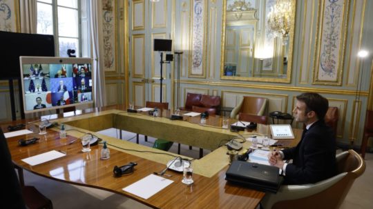 Francúzsky prezident Emmanuel Macron počas videokonferencie s lídrami krajín G7.