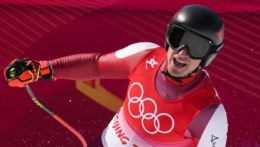 Rakúšan Matthias Mayer reaguje v cieli počas zjazdu mužov v centre alpského lyžovania v Jen-čchingu počas XXIV. zimných olympijských hier 2022 v Pekingu.