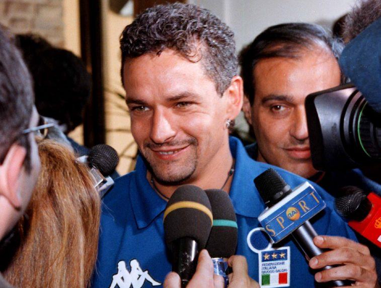 Na snímke z roku 1999 Roberto Baggio odpovedá novinárom.