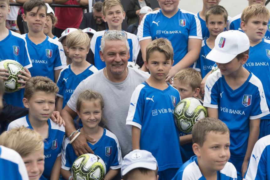 Roberto Baggio s mladými futbalistami.