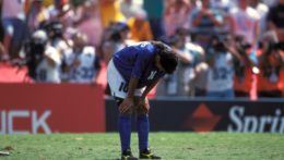 Roberto Baggio po nepremenenej penalte vo finále majstrovstiev sveta vo futbale v roku 1994.