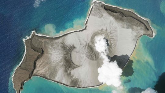 Na satelitnej snímke dym stúpa z podmorskej sopky Hunga Tonga-Hunga Ha'apa pri tichomorskom ostrove Tonga.
