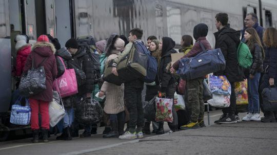Ľudia nastupujú na vlak v meste Kramatorsk.