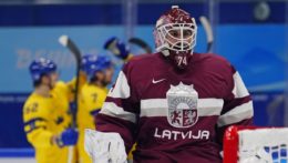Lotyšský brankár Ivars Punnenovs reaguje po inkasovaní gólu v zápase základnej "slovenskej "C-skupiny Švédsko - Lotyšsko na ZOH 2022 v Pekingu.