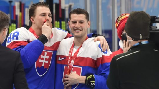 hokejisti Kristián Pospíšil a Adrián Holešinský s bronzovými medailami zo ZOH 2022 v Pekingu.