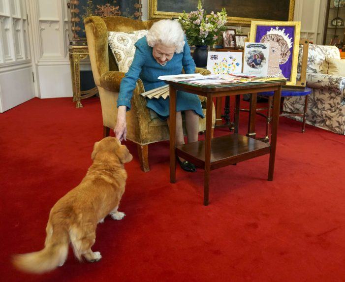Je symbolom monarchie už 70 rokov. Kráľovná Alžbeta II. oslavuje jubileum na tróne