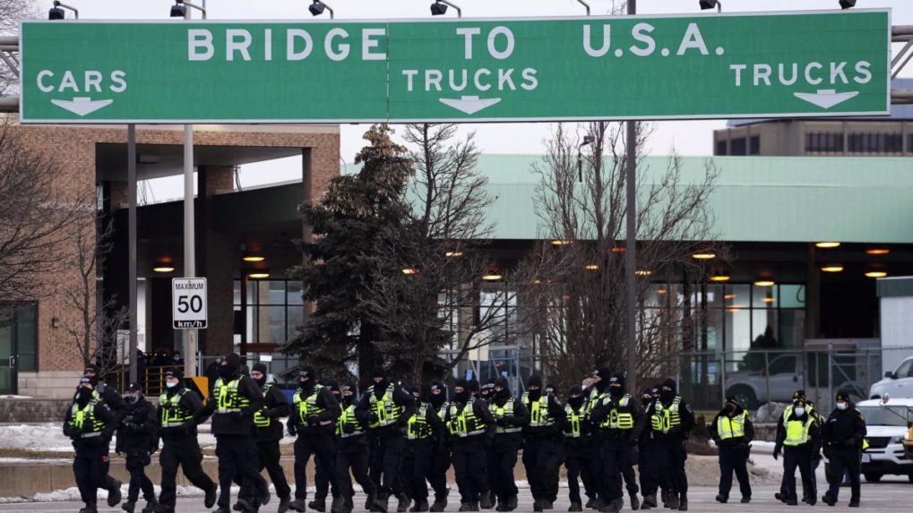 Most Ambassador Bridge medzi Kanadou a USA, ktorý blokovali demonštranti, je opäť prejazdný