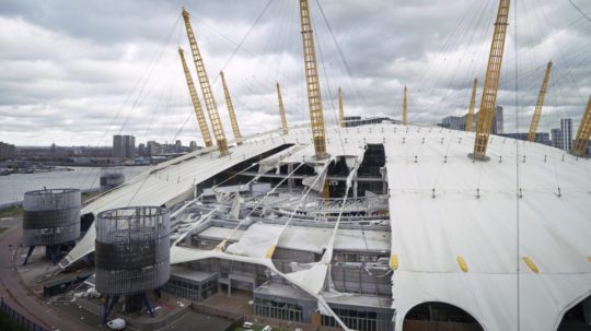Na snímke známa viacúčelová hala O2 Arena v Londýne, ktorej strechu vážne poškodil víchor.