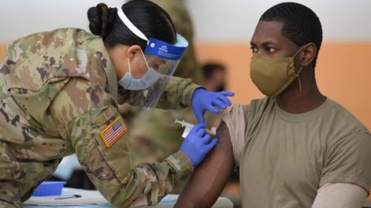 americký vojak sa necháva zaočkovať vakcínou proti covidu