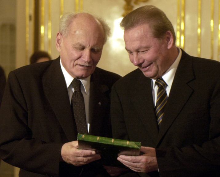 Prezident SR Rudolf Schuster (vpravo) prijal 6.novembra 2002 v Bratislave bývalého maďarského prezidenta Árpáda Göncza.