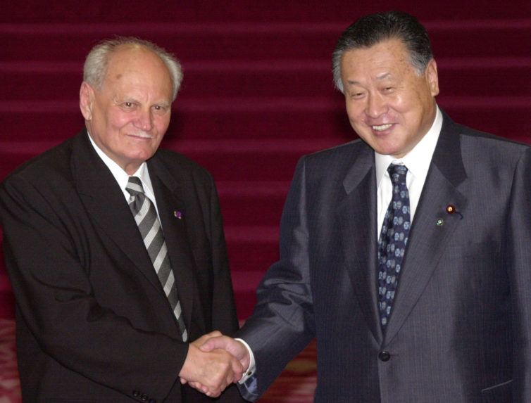 maďarský prezident Árpád Göncz vľavo) a japonský premiér Joširo Mori