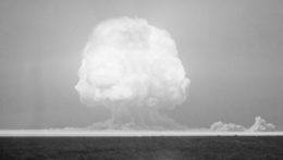 Atómový hríb po testovacej bombe Trinity z júla 1945.