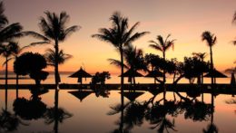 Západ slnka na indonézskom ostrove Bali.