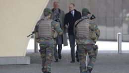 belgickí policajti monitorujú situáciu v uliciach Bruselu