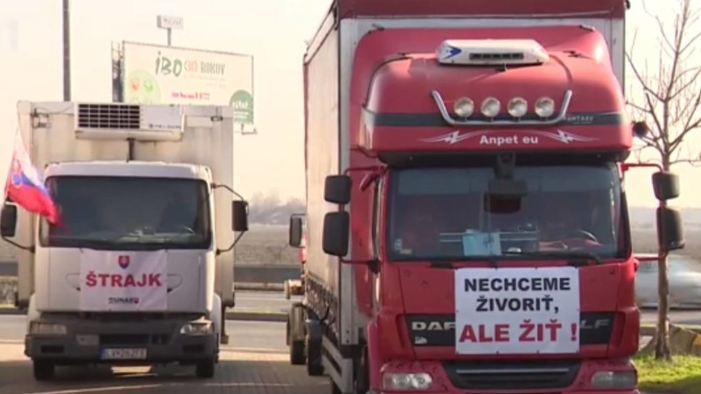 Na hraničnom priechode Břeclav–Brodské blokujú premávku protestujúci kamionisti