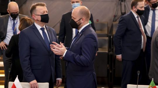 Poľský minister obrany Mariusz Blaszczak (v popredí vľavo) a slovenský minister obrany Jaroslav Naď na stretnutí Severoatlantickej rady v rámci schôdzky ministrov obrany členských krajín NATO v sídle NATO v Bruseli