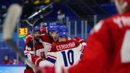 Českí hokejisti sa tešia po výhre 6:5 po predĺžení v zápase základnej B-skupiny.