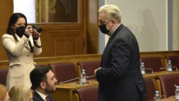čiernohorský premiér Zdenko Krivokapič odchádza z parlamentu počas hlasovania o nedôvere