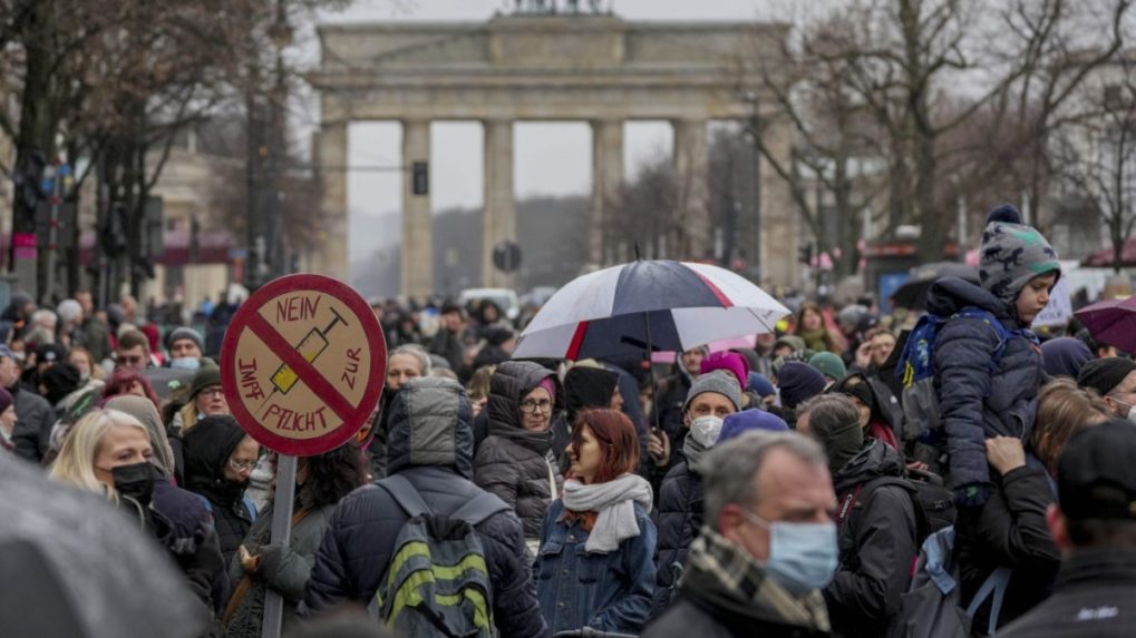 Desaťtisíce ľudí v Nemecku opäť protestovali proti opatreniam a povinnému očkovaniu