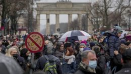 Protest proti covidovým opatreniam v Berlíne.