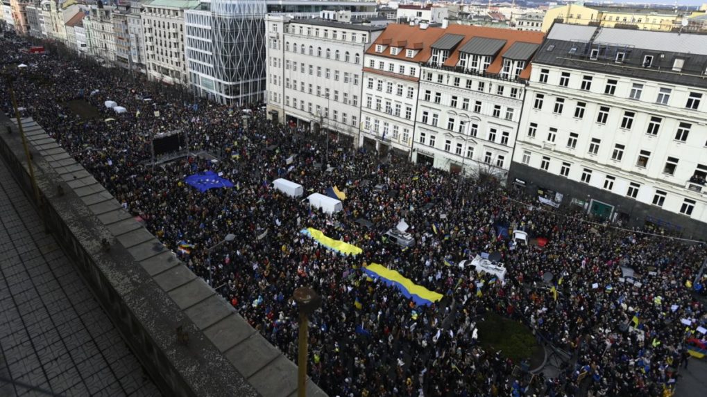 V Prahe sa na podporu Ukrajiny zišlo okolo 80 000 ľudí