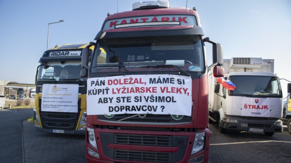Nespokojní autodopravcovia začali s blokádou Bratislavy