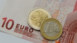 Ilustračná snímka euromincí a eurobankovky.