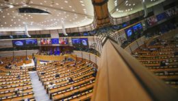 Europoslanci počúvajú prejav predsedníčky Európskej komisie Ursuly von der Leyenovej.