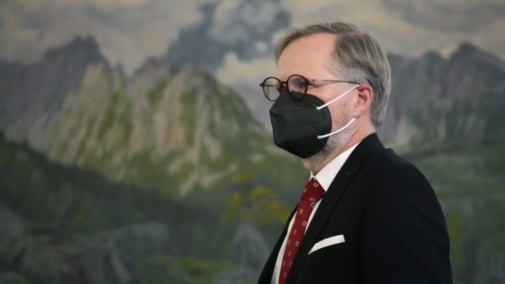 Od marca bude z opatrení v Česku platiť len nosenie respirátora, tvrdí Fiala
