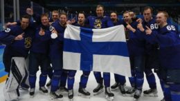 Fínski hokejisti po zisku olympijského zlata na ZOH 2022 v Pekingu.