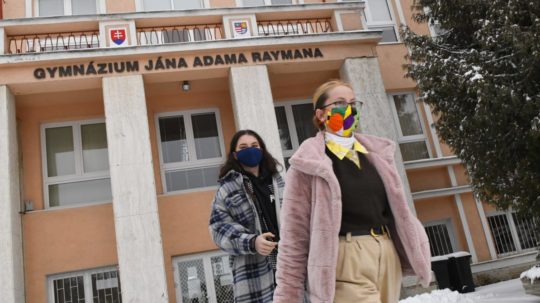 Na snímke maturanti s ochrannými rúškami prichádzajú do školy pri obnovení prezenčného vyučovania na Gymnáziu Jána Adama Raymana v Prešove.