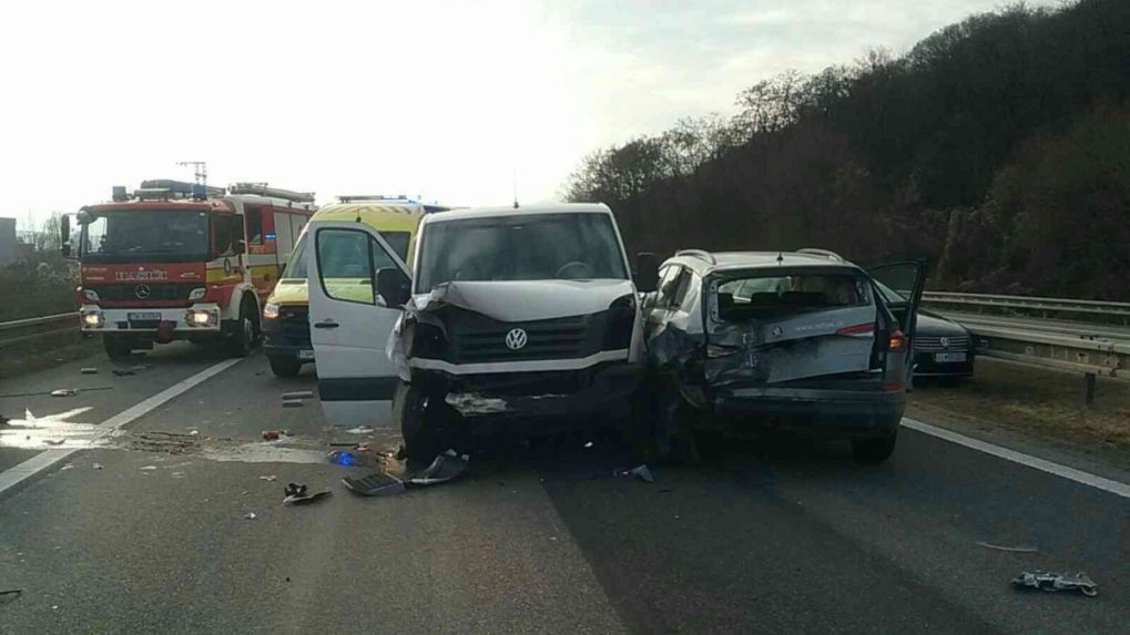 Na diaľnici D1 pri Trenčíne došlo k hromadnej dopravnej nehode, hlásia zranených