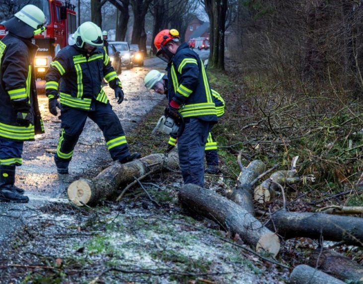 Vietor v Poľsku napáchal veľké škody, v Krakove zahynuli dvaja ľudia