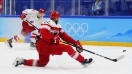 Hráč Ruského olympijského výboru (ROC) Kirill Semjonov (94) skóruje do prázdnej siete cez Dána Markusa Lauridsena.