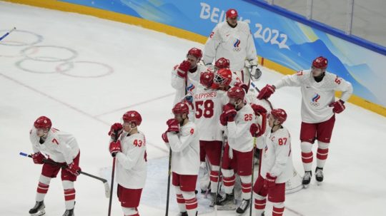 Hokejisti Ruského olympijského výboru (ROC) po prehre nad Fínskom 1:2 v zápase o zlato na ZOH 2022.
