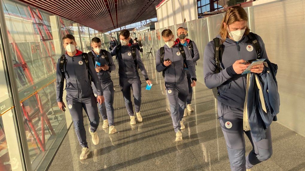 Traja slovenskí hokejisti mali po prílete do Pekingu pozitívny test