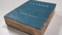 Kniha Ulysses od Jamesa Joycea.
