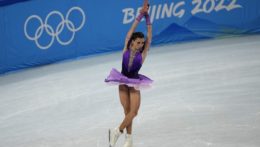 Krasokorčuliarka Kamila Valijevová z Ruského olympijského výboru (ROC) vystupuje počas krátkeho programu žien v tímovej súťaži na ZOH v Pekingu.