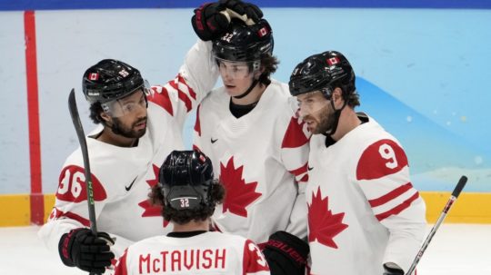 Hokejista Kanady Owen Power (22) sa teší so spoluhráčmi po strelení gólu v zápase základnej A-skupiny Čína - Kanada na ZOH 2022 v Pekingu.